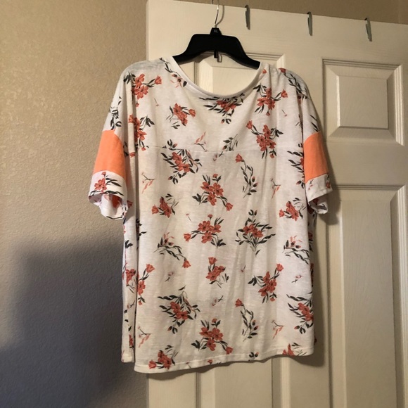 24/7 Maurice’s V-Neck Short Sleeve - Picture 2 of 2